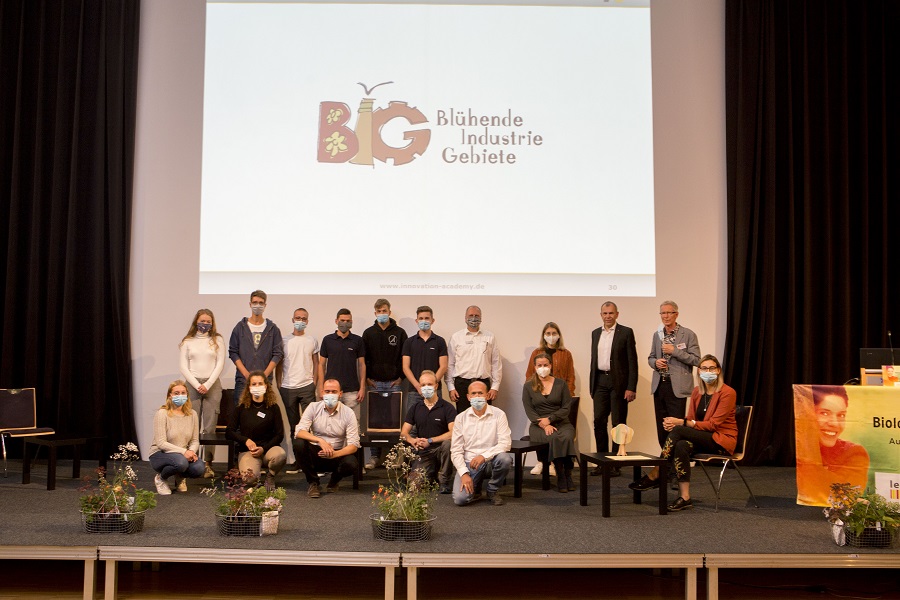 The members of the four trainee teams together with the project initiator Hans-Jörg Schwander from Innovation Academy and Bernd Rigl from Sparkasse-Freiburg.